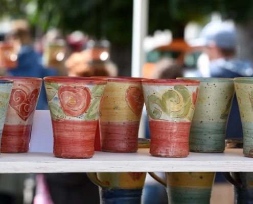 Gobelets en céramique d'un artisan potier français.