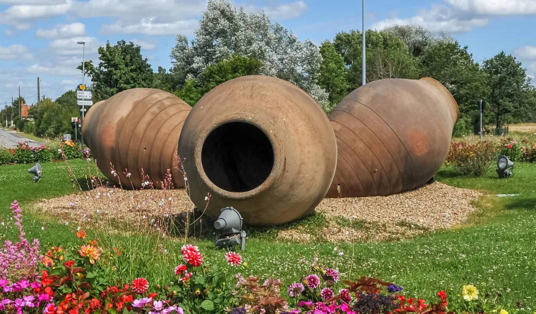 Rond point à Jouy-le-Potier.