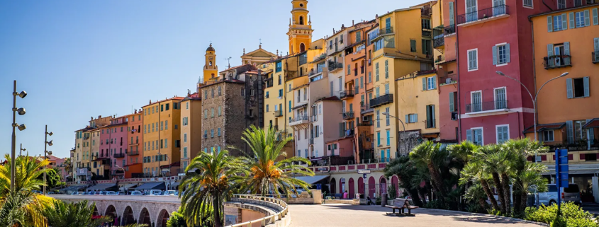 Immeubles colorés en bord de mer à Menton.