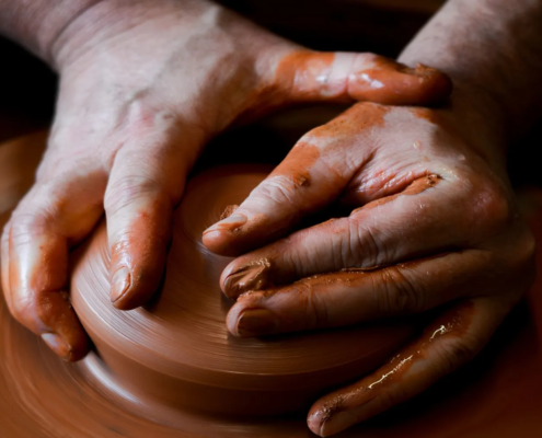 Artisan potier en train de réaliser une pièce.