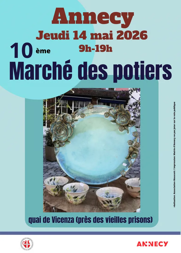 Exposition colorée de poterie artisanale au 10ème marché des potiers à Annecy, quai de Vicenza.