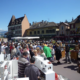 Marché convivial à Annecy, où l'artisanat local et la poterie s'épanouissent sous un ciel ensoleillé.