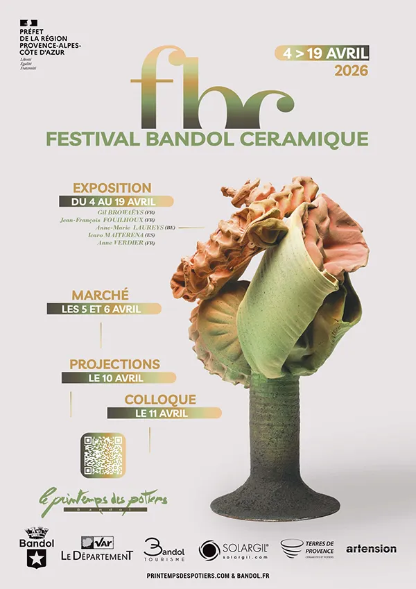 Sculpture en céramique colorée, style contemporain, présentée au Festival de Bandol, célébrant l'artisanat local.