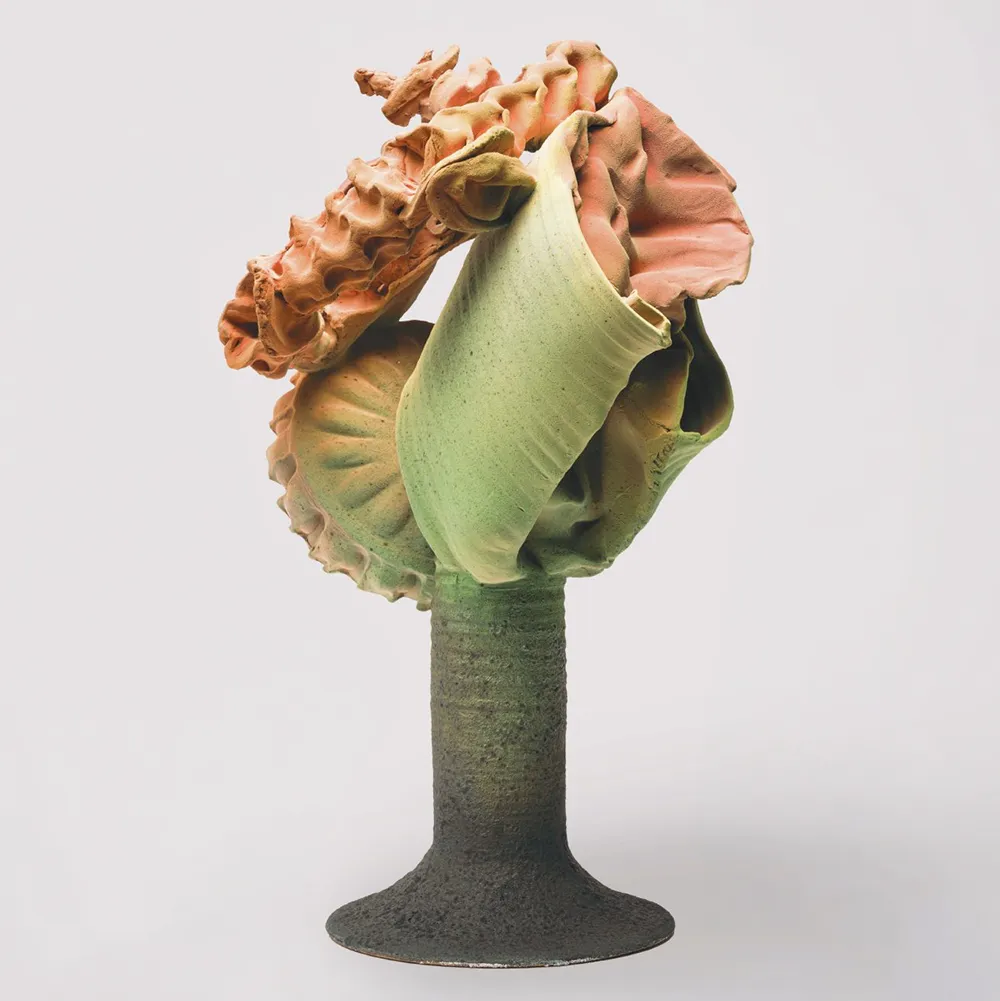 Sculpture en céramique originale aux formes organiques, aux teintes vertes et ocres, évoquant la nature.