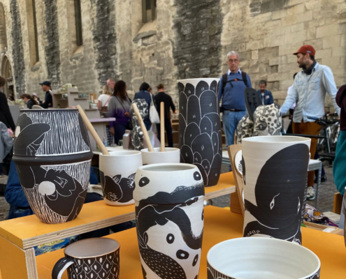 Marché des potiers à Avignon, dans le Vaucluse.