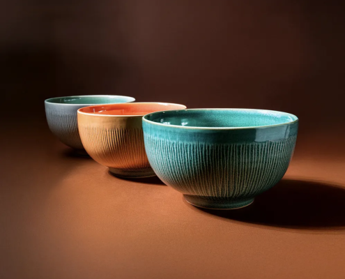 Bols modernes en céramique sur fond ocre