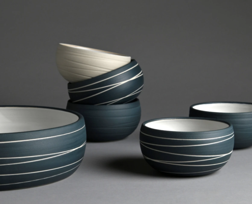 Bol en céramique artisanale, moderne et élégant, aux teintes profondes et décor sobre, parfait pour le Marché potier Rumilly.
