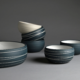 Bol en céramique artisanale, moderne et élégant, aux teintes profondes et décor sobre, parfait pour le Marché potier Rumilly.