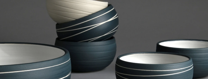 Bol en céramique artisanale, moderne et élégant, aux teintes profondes et décor sobre, parfait pour le Marché potier Rumilly.