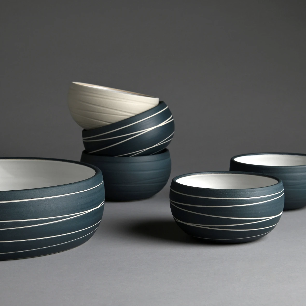 Bol en céramique artisanale, moderne et élégant, aux teintes profondes et décor sobre, parfait pour le Marché potier Rumilly.