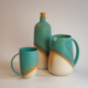 Groupe de céramiques artisanales en grès émaillé, aux teintes turquoise et orange, élégantes et modernes.