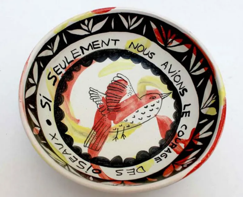 Bol en céramique artisanale, décor coloré et original avec motif de oiseau, une pièce unique et expressive.
