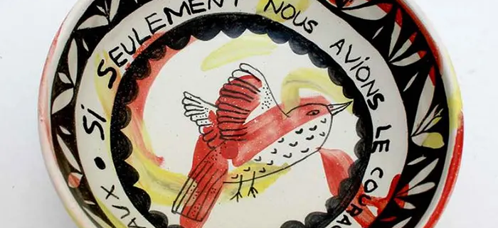 Bol en céramique artisanale, décor coloré et original avec motif de oiseau, une pièce unique et expressive.