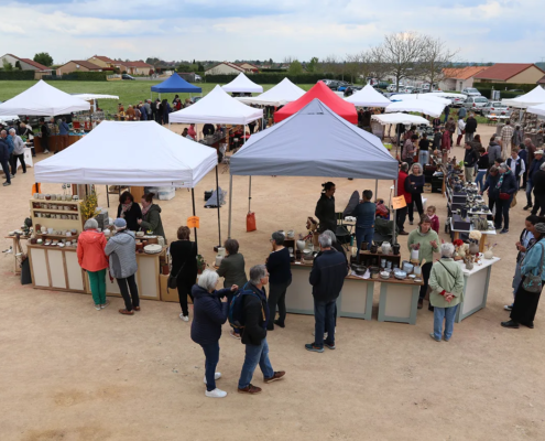 Marché convivial de poterie, ambiance chaleureuse avec de nombreux artisans et visiteurs. Échanges autour de l'artisanat local à Biozat.