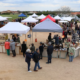 Marché convivial de poterie, ambiance chaleureuse avec de nombreux artisans et visiteurs. Échanges autour de l'artisanat local à Biozat.