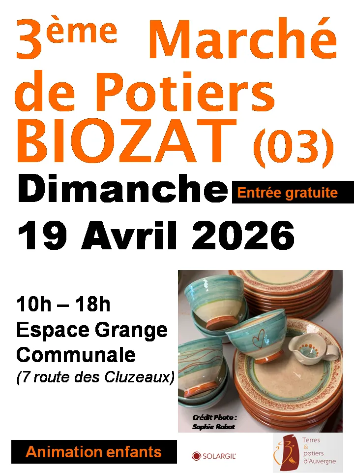 Marché convivial de potiers à Biozat, présentant des créations en céramique colorée et artisanat local.