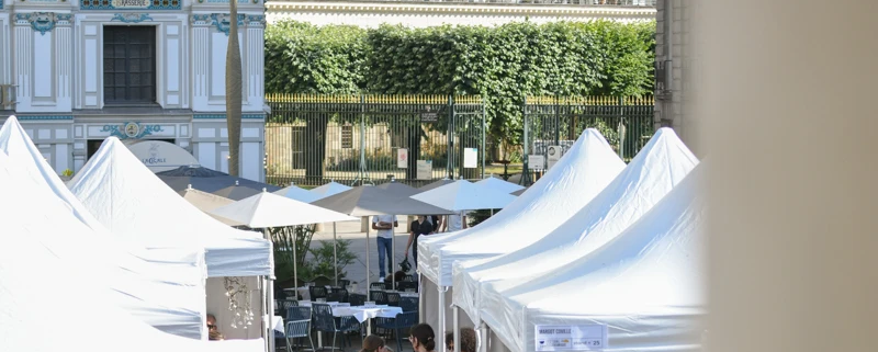 Marché convivial à Nantes, avec des stands d'artisans et une ambiance chaleureuse, mettant en valeur l'artisanat.