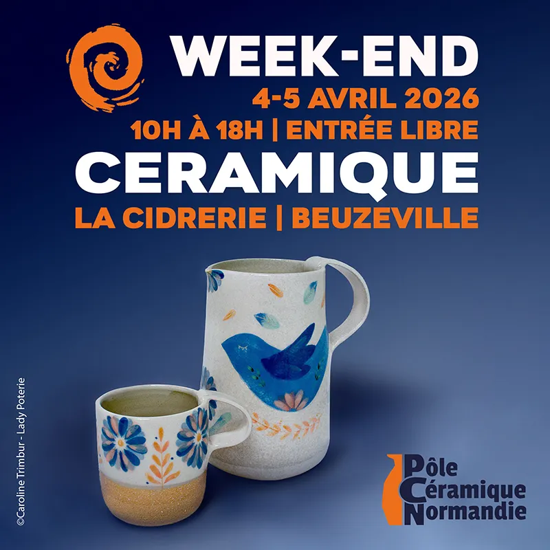 Créations en céramique colorées avec décor floral, présentées lors du festival à Beuzeville, ambiance conviviale.