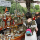 Stand de poterie lors d'un marché convivial, mettant en avant des créations en grès utilitaire aux teintes naturelles.