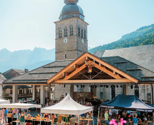 Marché de potiers au Grand-Bornand, animé par des artisans locaux et entouré de montagnes majestueuses.