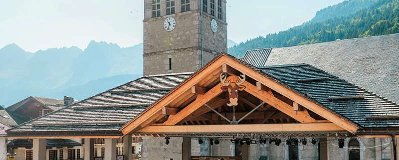 Marché de potiers au Grand-Bornand, animé par des artisans locaux et entouré de montagnes majestueuses.