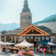 Marché de potiers au Grand-Bornand, animé par des artisans locaux et entouré de montagnes majestueuses.