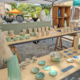 Stand d'artisans présentant des créations en céramique émaillée, ambiance conviviale au marché.