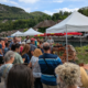 Marché convivial de potiers à Chanaz, artisans en plein travail, ambiance festive au bord de l'eau.