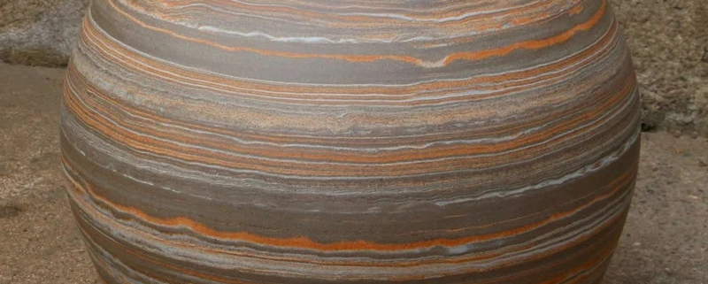 Vase en grès aux teintes naturelles, aux lignes épurées, exposé au 23e marché potier de Die, symbole de l'artisanat local.