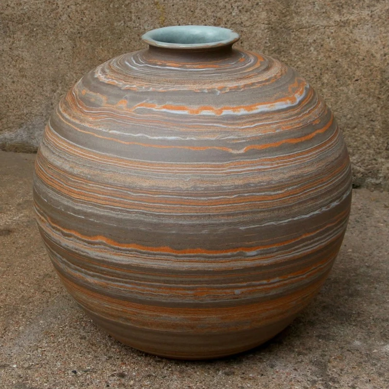 Vase en grès aux teintes naturelles, aux lignes épurées, exposé au 23e marché potier de Die, symbole de l'artisanat local.