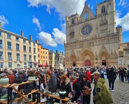 Marché convivial au 41e marché des Tupiniers à Vieux-Lyon, mettant en valeur l'artisanat céramique local.