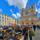 Marché convivial au 41e marché des Tupiniers à Vieux-Lyon, mettant en valeur l'artisanat céramique local.