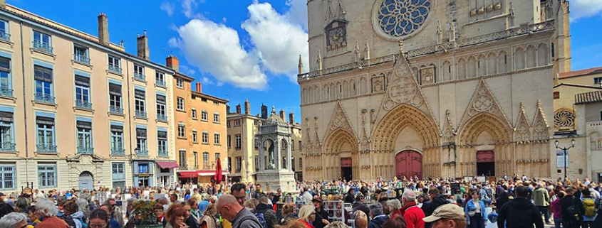 Marché convivial au 41e marché des Tupiniers à Vieux-Lyon, mettant en valeur l'artisanat céramique local.