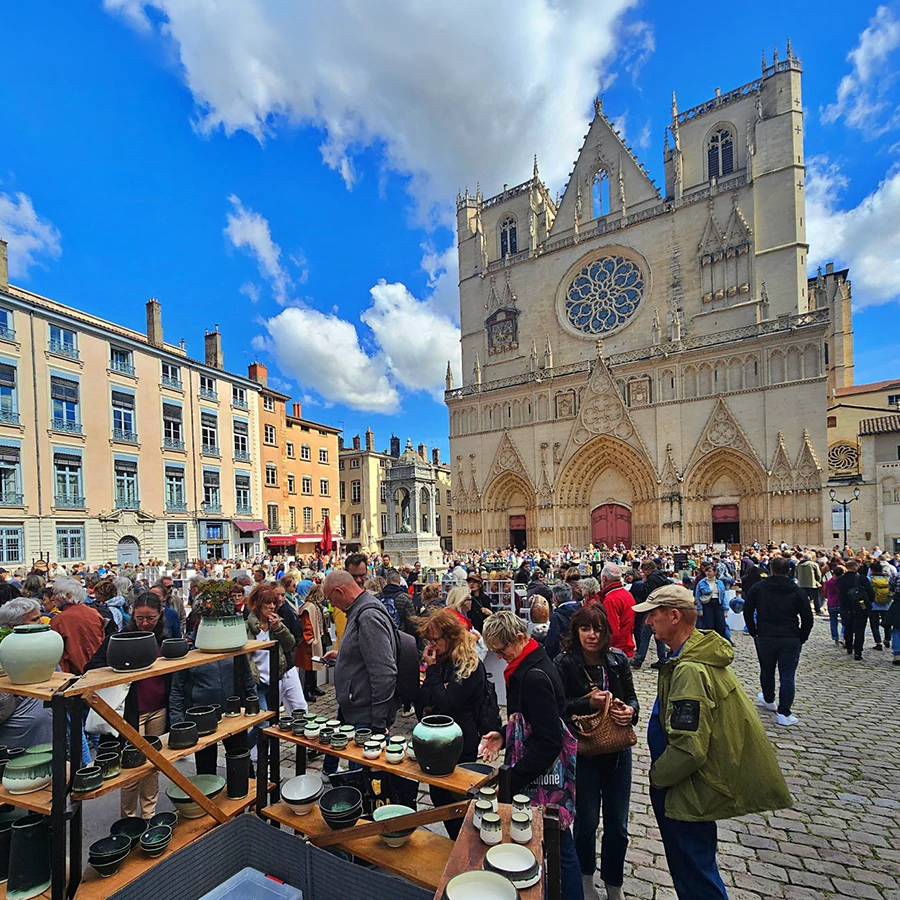 Marché convivial au 41e marché des Tupiniers à Vieux-Lyon, mettant en valeur l'artisanat céramique local.