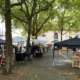Marché de poterie à Limoges, sous les arbres, ambiance chaleureuse et artisanat local à l'honneur.
